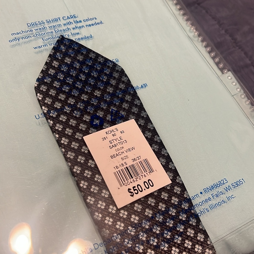 NWT Men’s Slim Fit Button Down with Tie - Picture 3 of 4